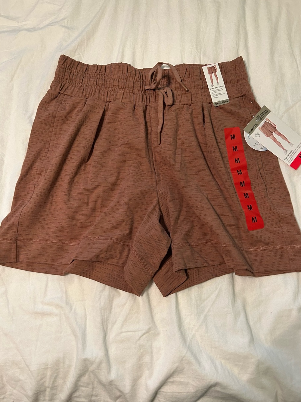 Mondetta Higheaisted women’s shorts with side pockets and pleats